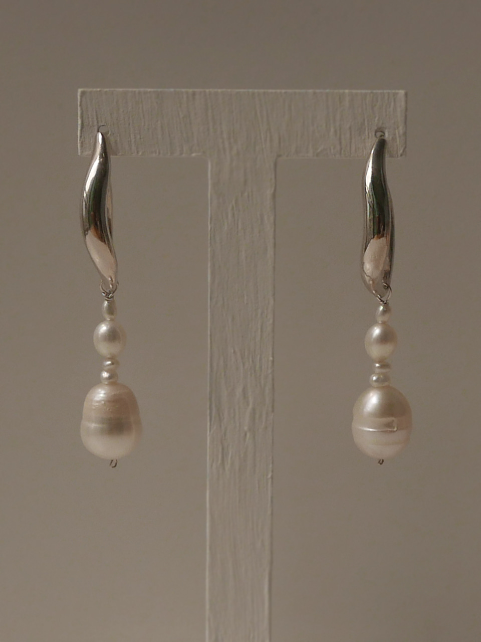 Curve pearls earrings